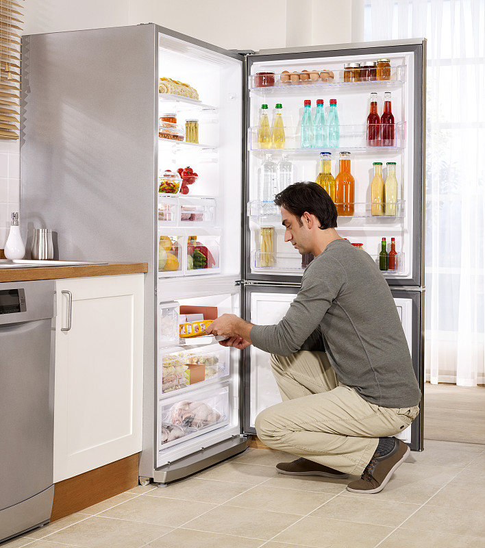 冰箱,男人,不锈钢,前面,现代,广口瓶,拿着,水果,充满的,厨房