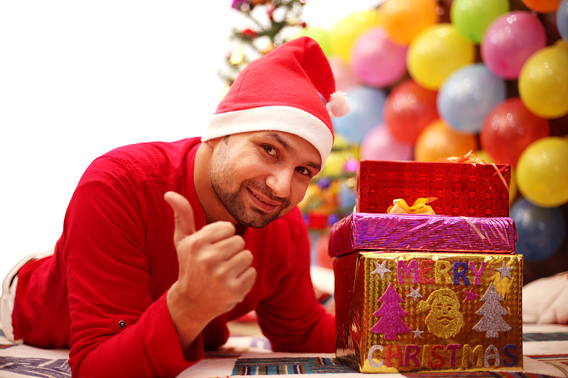 圣诞装饰物,圣诞帽,肖像,一个人,25岁到29岁,传统节日,拇指,住宅内部,节日