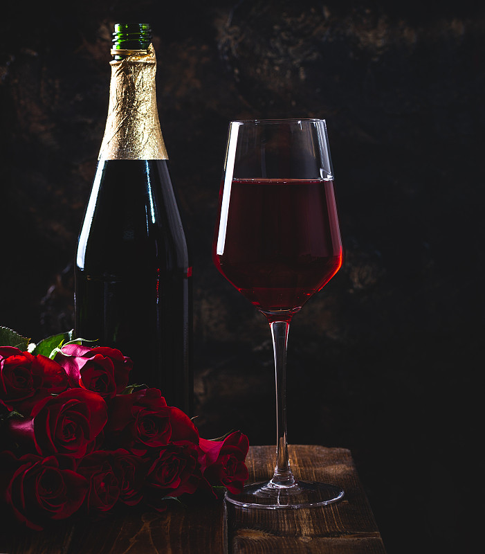 酒瓶,玫瑰,玻璃杯,红色,饮料,含酒精饮料,周年纪念,事件,葡萄酒,暗色