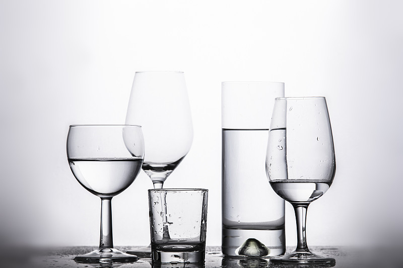 玻璃杯,饮用水,白色背景,中等数量物体,鸡尾酒,饮料,寒冷,成一排,精神振作,含酒精饮料