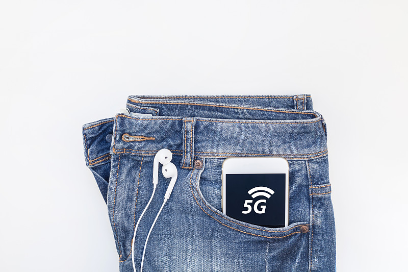 5g,牛仔裤,正上方视角,耳麦,概念象征,技术,迅速,女人,设备用品,设备屏幕