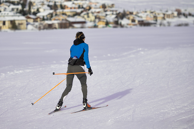 越野滑雪,青年女人,运动竞赛,寒冷,运动,技能,一个人,雪,女人,杆