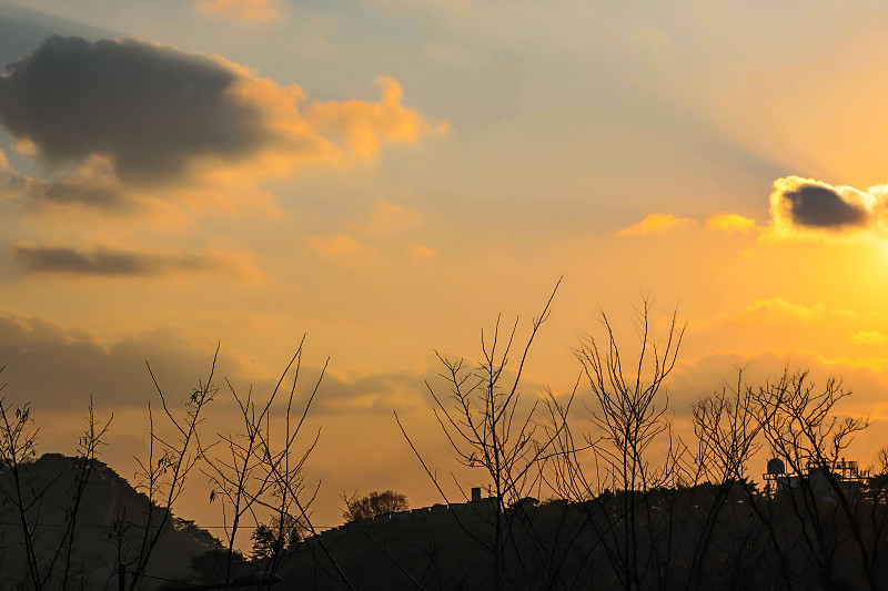 Bugaksan,Mountain（北岳山/プガクサン/???）,is,one,of,Seoul's,major,mountains,and,is,famous,for,its,walking,trail,along,the,mountain.,The,mountain,is,some,of,historic,sites,and,offers,beautiful,views,of,the,city.