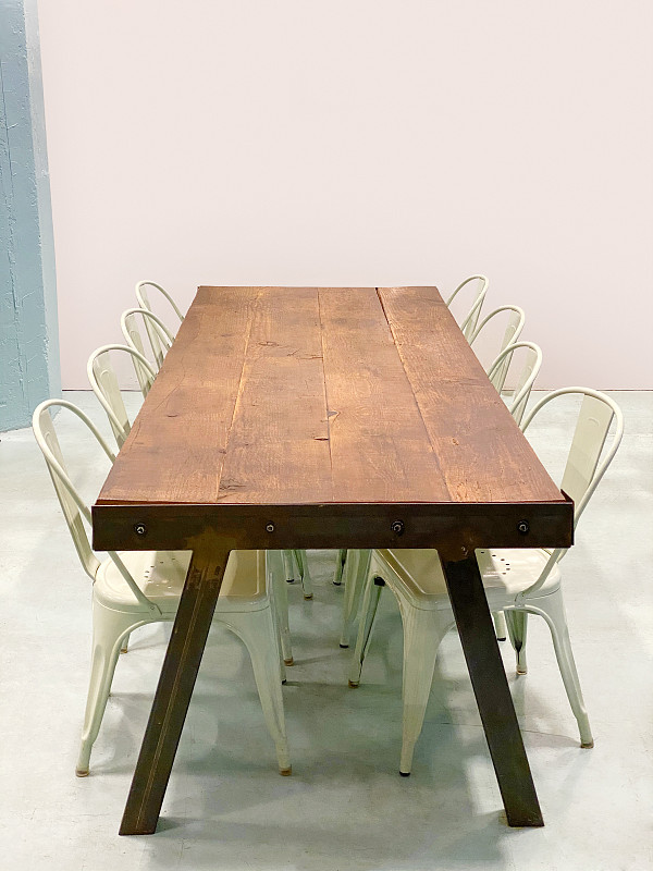 空的,餐位,桌子,部分,一个物体,背景分离,透过其它物体观看,长的,地板,椅子