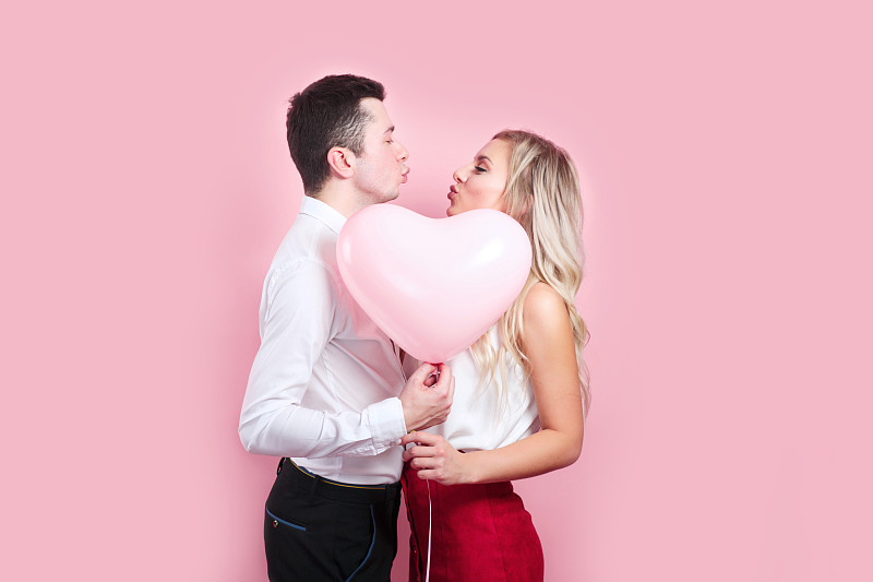 异性恋,气球,粉色背景,人的脸部,周年纪念,丈夫,婚姻,妻子,浪漫,情人节卡