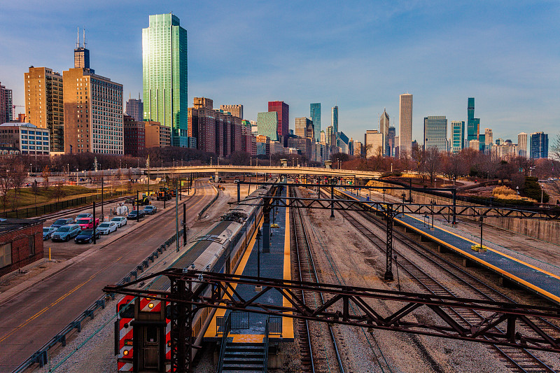 市郊火车,芝加哥市,市区,在活动中,城市生活,伊利诺斯州,metra列车,黄昏,交通方式,现代
