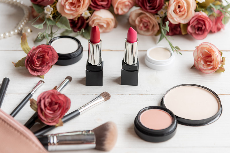 Makeup,beauty,cosmetic,fashion,set,background.,Cosmetics,woman,bag,product,facial,,lipstick,and,items,decorative,composition,flat,lay,on,white,background.?,Lifestyle,fashion,Valentine,Gift,Concept