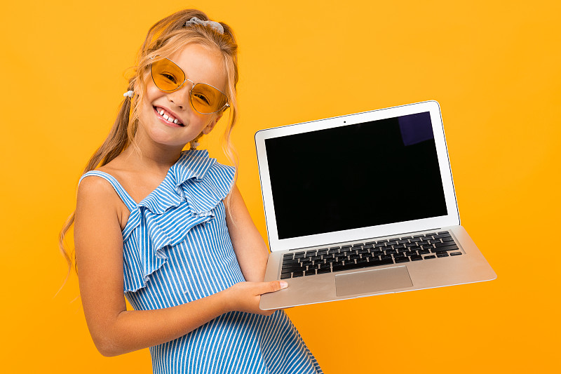 女孩,笔记本电脑,橙色背景,平衡折角灯,白色人种,显示器,专业人员,技术,模板,儿童