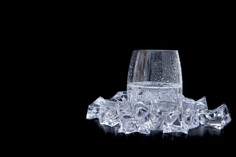 饮用水,冰块,玻璃杯,泡泡,黑色背景,一个物体,对称,背景分离,简单,瓶子