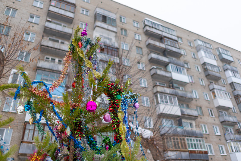 金属片,公寓,旅游目的地,新年前夕,城市,居住区,阳台,俄罗斯,花环,圣诞树