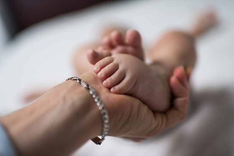 手,足,母亲,新生儿,0到11个月,家庭,舒服,女婴,小的,拿着