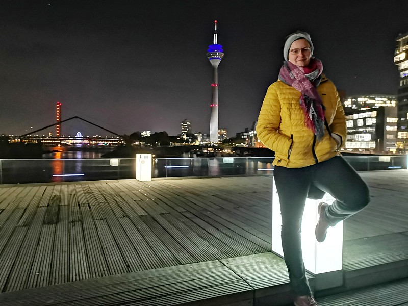 Fashion-Nightshoot,of,young,woman,at,wintertime,in,Media,harbour,Düsseldorf
