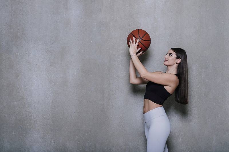 运动,女孩,篮球运动,概念,分离着色,自然美,注视镜头,健身房,灰色背景,立陶宛共和国