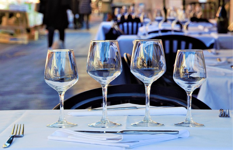 葡萄酒杯,餐馆,桌子,大特写,银餐具,酒瓶,葡萄酒,华贵,餐具,餐巾