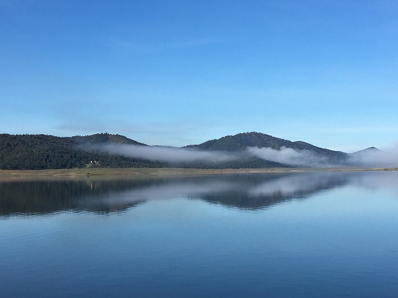 Paisaje,idílico,reflejando,las,monta?as,y,la,niebla