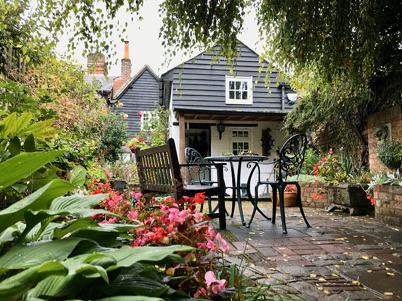 英格兰,小别墅,四季,平衡折角灯,家庭花园,九月,圆石,长椅,花园装置,椅子