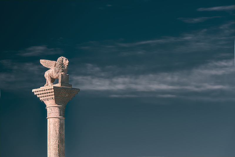 View,of,the,San,Marco′s,winged,Lion,statue,on,a,Column,in,Puerto,Madero,neighbourhood,,Buenos,Aires,City,,Argentina.,Gift,of,the,Venetian,and,Italian,government.,Blue,sky,background.