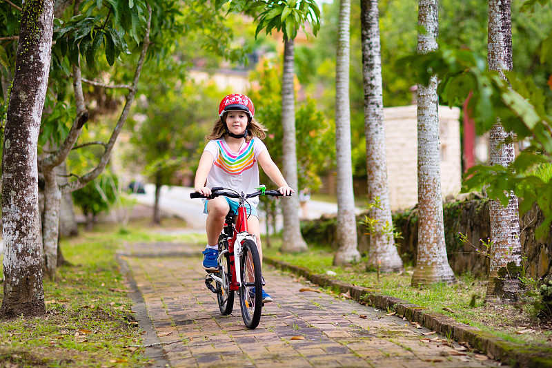 儿童,骑自行车,饮料,运动,自行车头盔,家庭,学龄前儿童,瓶子,自行车,童年