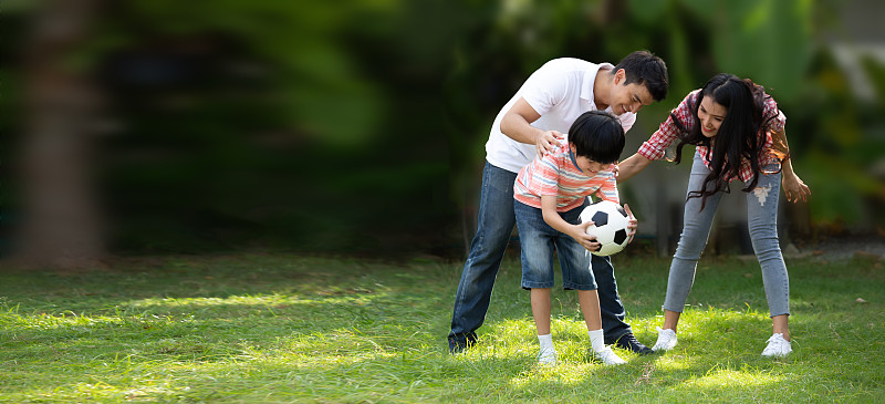 家庭,足球运动,家庭花园,暑假,橄榄球,绿色,儿童足球,运动,父母,母亲