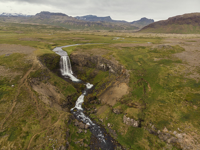 Sv?eufoss,is,a,powerful,waterfall,in,the,west,of,Iceland,on,the,peninsular,Sn?fellsnes.