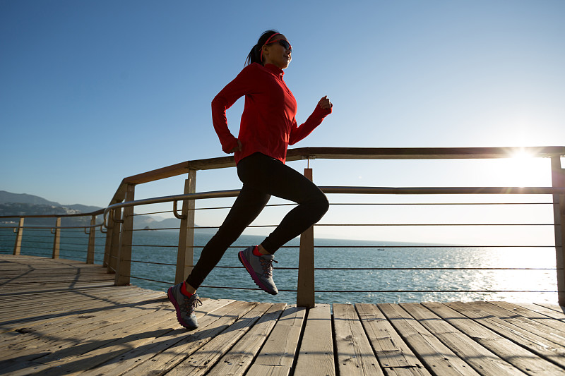 慢跑,木板路,海滩,女性,早晨,运动竞赛,活力,心血管运动,越野赛跑,运动