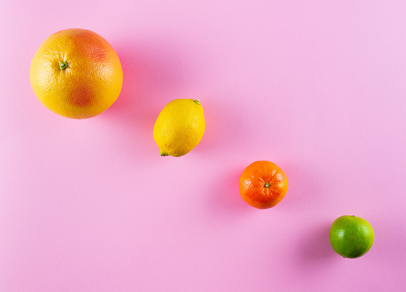 柑橘属,正上方视角,色彩鲜艳,小酒杯,与众不同,粉色背景,清新,自然界的状态,食品,橙色