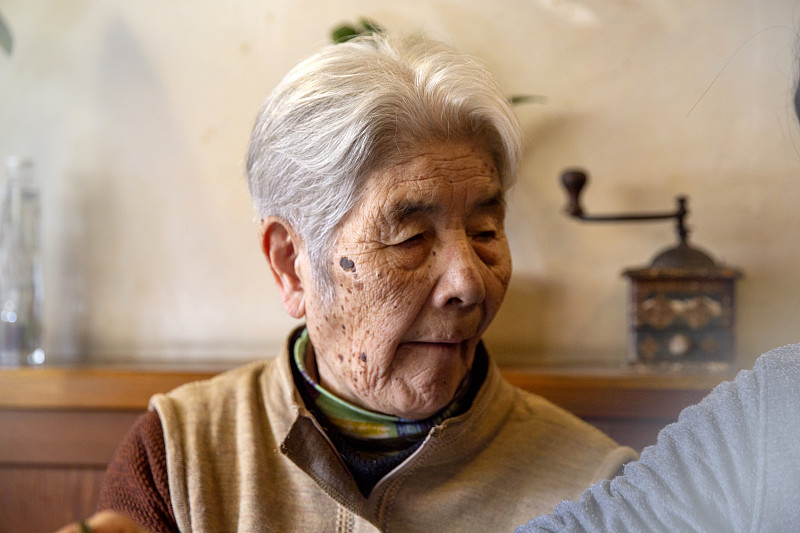 注视镜头,老年男人,真实的人,仅日本人,肖像,一个人,女人,住宅内部,灰发,推拉门