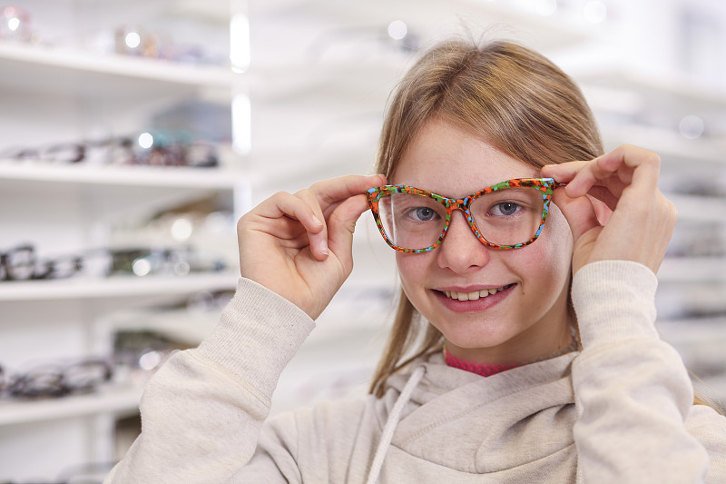 新的,眼镜,女孩,健康保健,视力测验,仅一个女孩,肖像,一个人,视力,技术