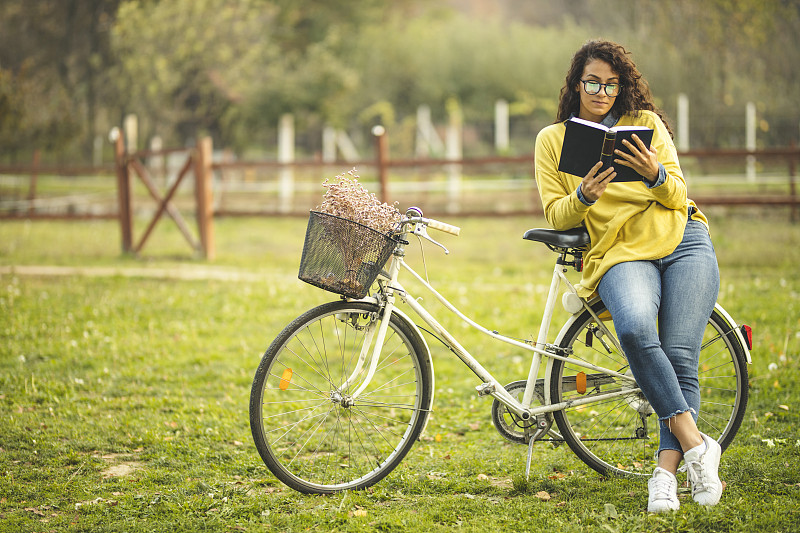 骑自行车,女人,书,读书,坐