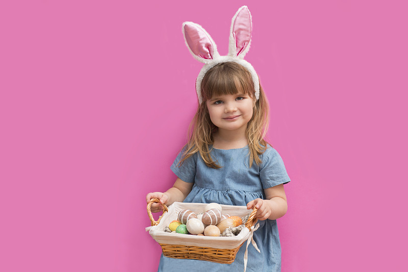 复活节,女孩,篮子,可爱的,儿童,幸福,小的,复活节彩蛋,粉色背景,兔耳朵