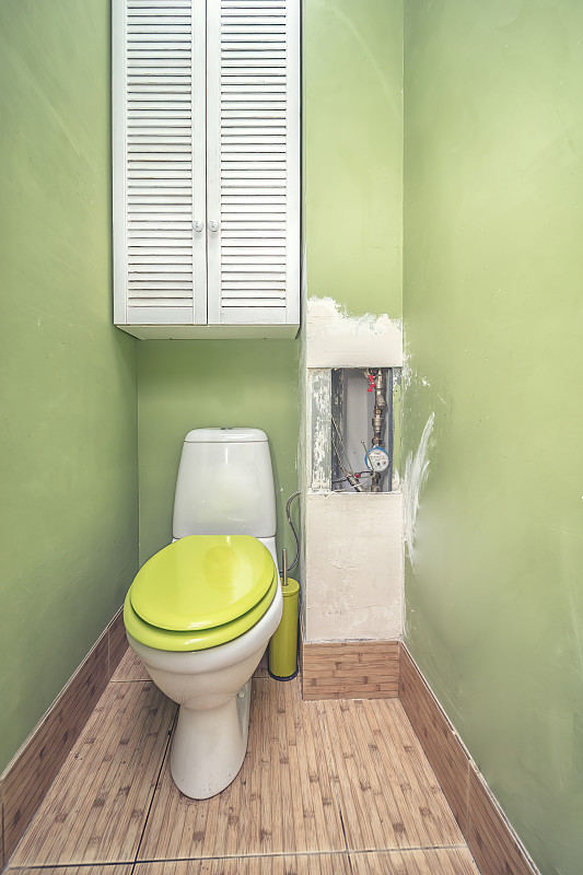 住宅房间,卫生间,小的,绿色,抽水马桶,墙,涂料,污水,冲洗厕所,一个物体
