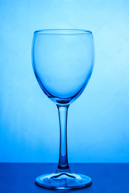 特写,玻璃杯,白葡萄酒,蓝色背景,饮料,湿,含酒精饮料,菜单,健康保健,葡萄酒