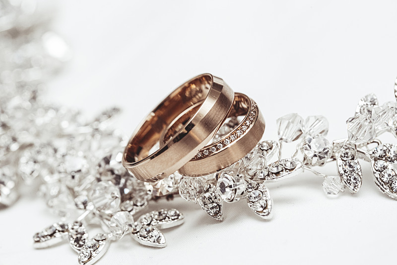 珠宝,白色背景,结婚戒指,两个物体,切片食物,玫瑰,华丽的,婚姻,华贵,爱