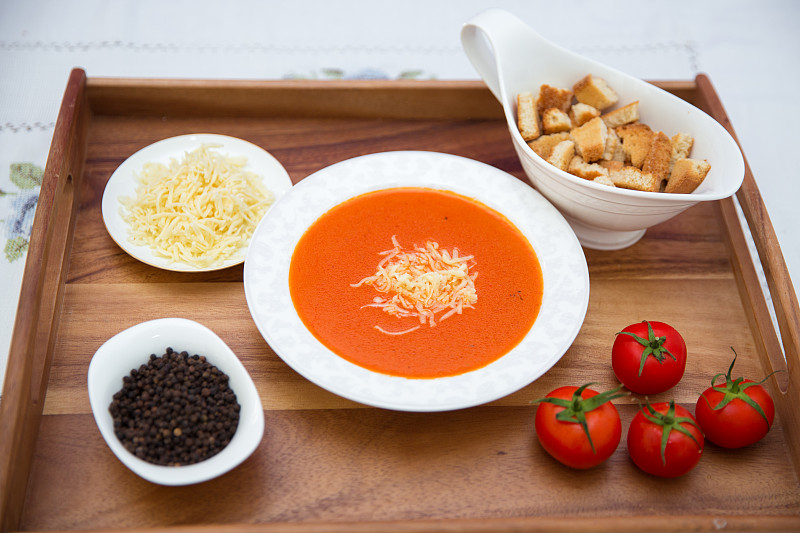 汤,红色,西红柿,面包,餐盘,椒类食物,盘子,干的,红扁豆,白色