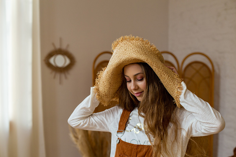 草帽,仅一个女孩,金色头发,水平画幅,自然美,巨大的,注视镜头,可爱的,平和,窗帘