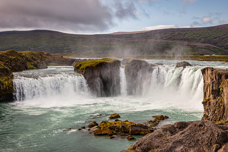 冰岛北部,上帝瀑布,金毛拉布拉多猎犬,云景,自然界的状态,云,自然神力,池塘,著名景点,流动