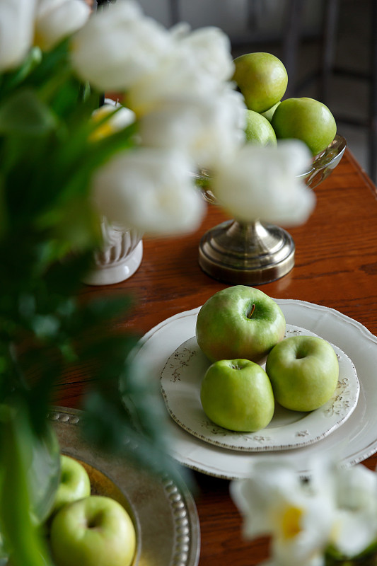 盘子,苹果,瓷器,桌子,绿色,复古风格,自制的,住宅内部,乡村风格,水果