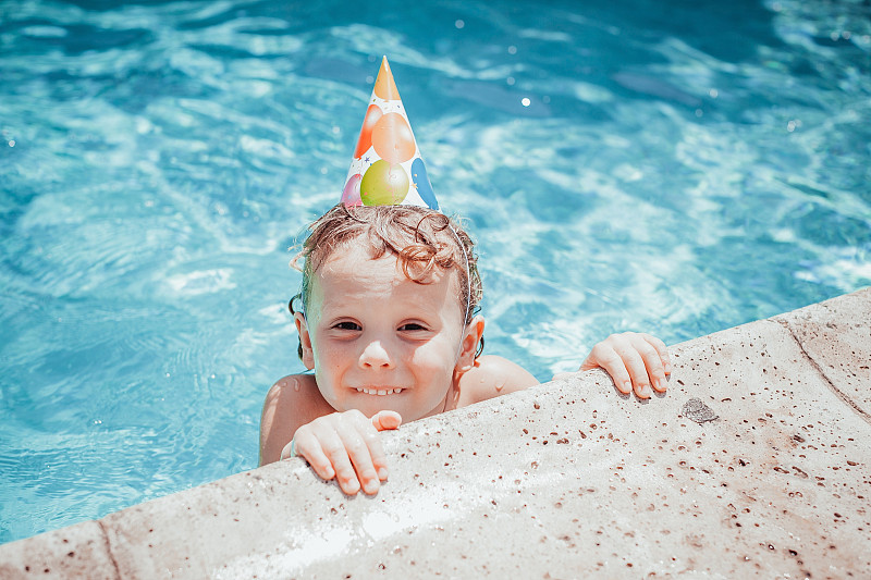 男孩,游泳池,节日,可爱的,儿童,幸福,派对帽,生日,概念,湿