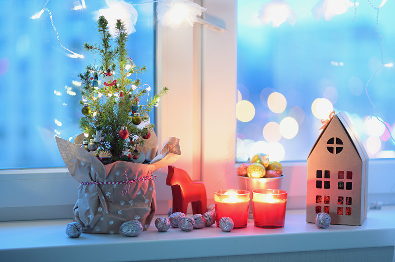 圣诞装饰,窗台,城市生活,圣诞装饰物,坚果,现代,装饰物,窗户,住宅内部,背景