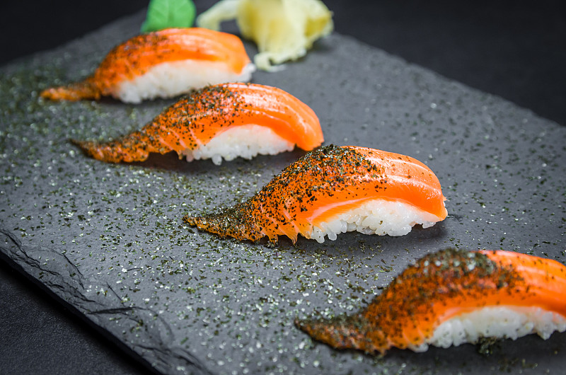 日本食品,美味,寿司,三文鱼,盘子,传统,完美,华丽的,黑色背景,菜单