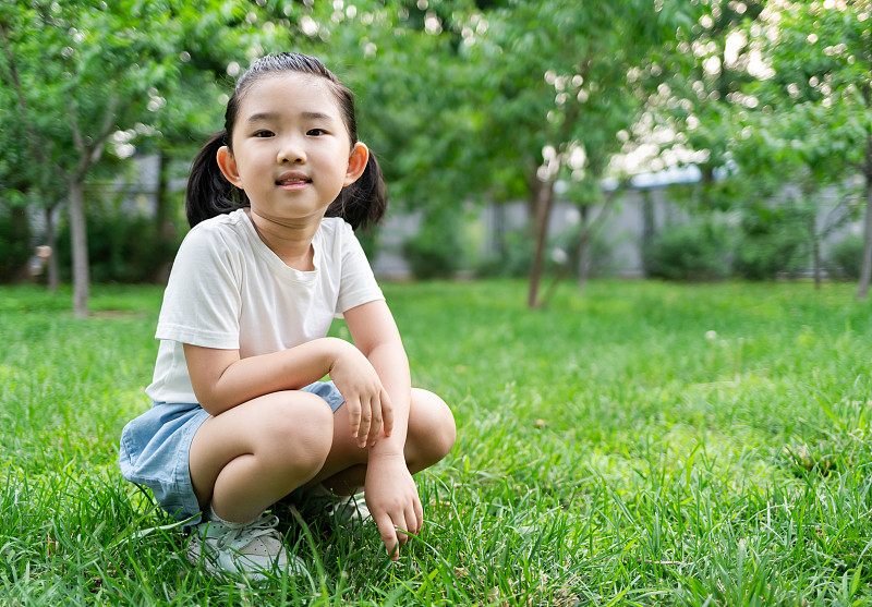 可爱的,注视镜头,女孩,草坪,小学,仅一个女孩,肖像,东亚人,公园,仅儿童