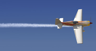 一架正在飞行中的小飞机在天空中写下一条线