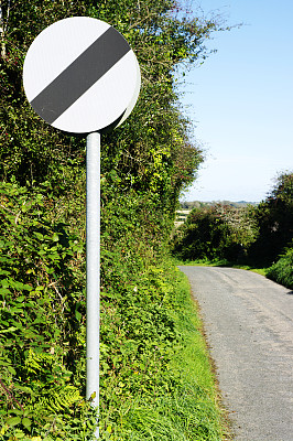 国家限速在乡村车道上使用标志