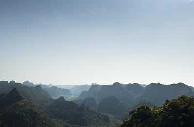 越南吉巴岛(下龙湾)的喀斯特景观