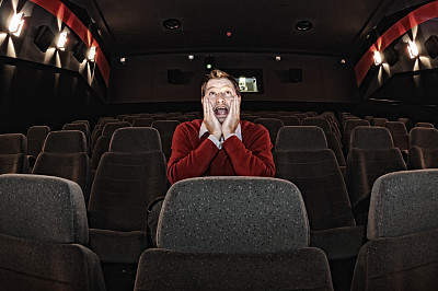 一个人坐在电影院看电影