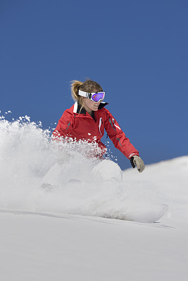 女性下坡滑雪