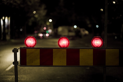 夜间封闭道路，选择性聚焦