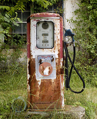 生锈的红色和白色的旧气泵