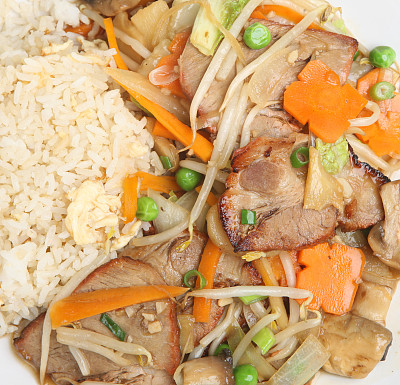 中国烤猪肉配蔬菜和米饭