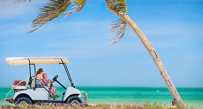热带海滩的高尔夫球车